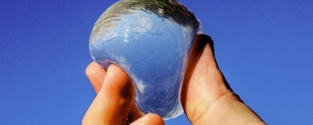 [ Ulyces ] Le mara­thon de Londres a remplacé les bouteilles en plas­tique par des capsules d’eau comes­tibles